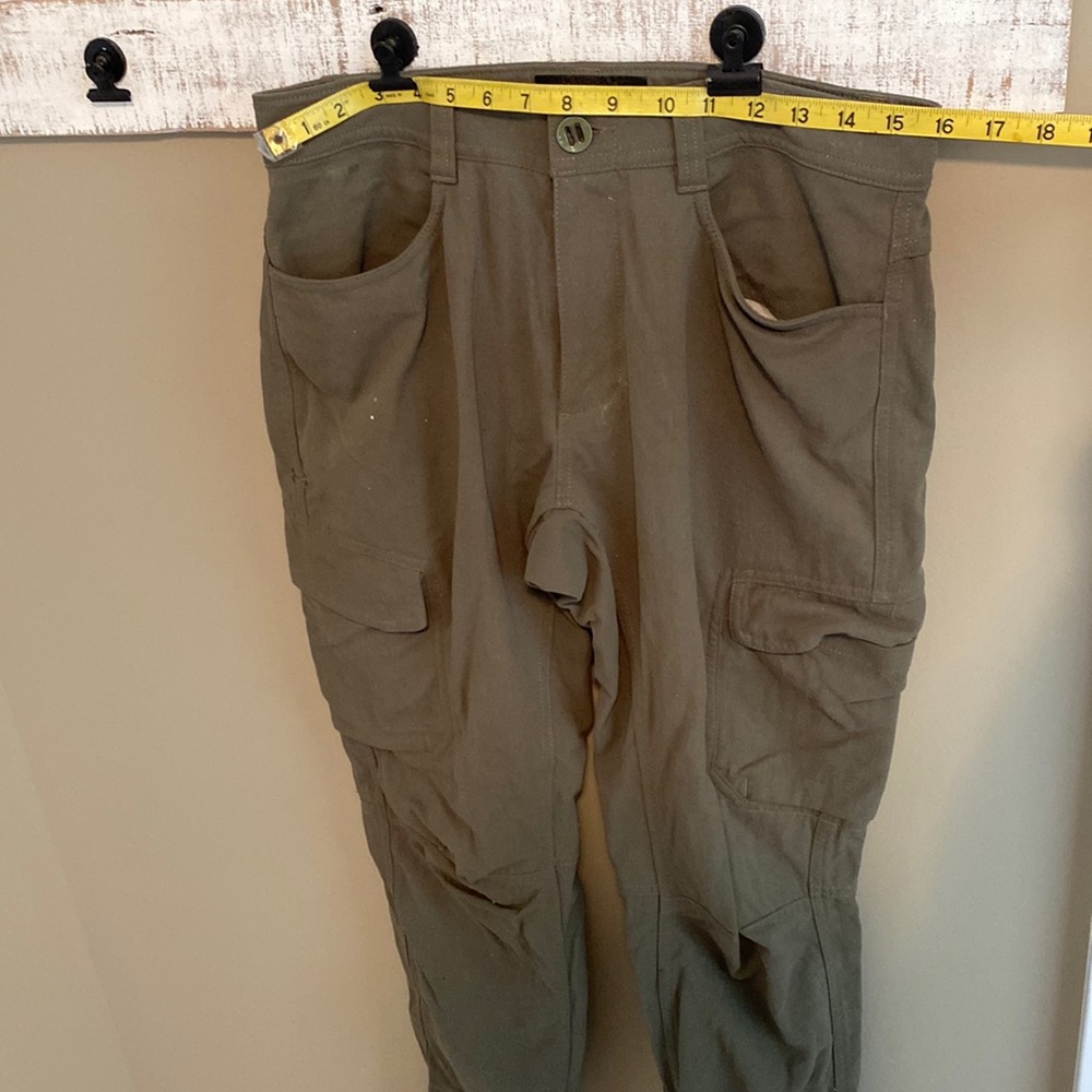 Under Armor 32x32 Army Green Cargo